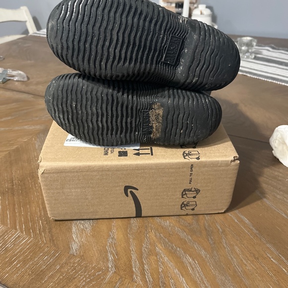 Kid’s muck black boots - Picture 3 of 7